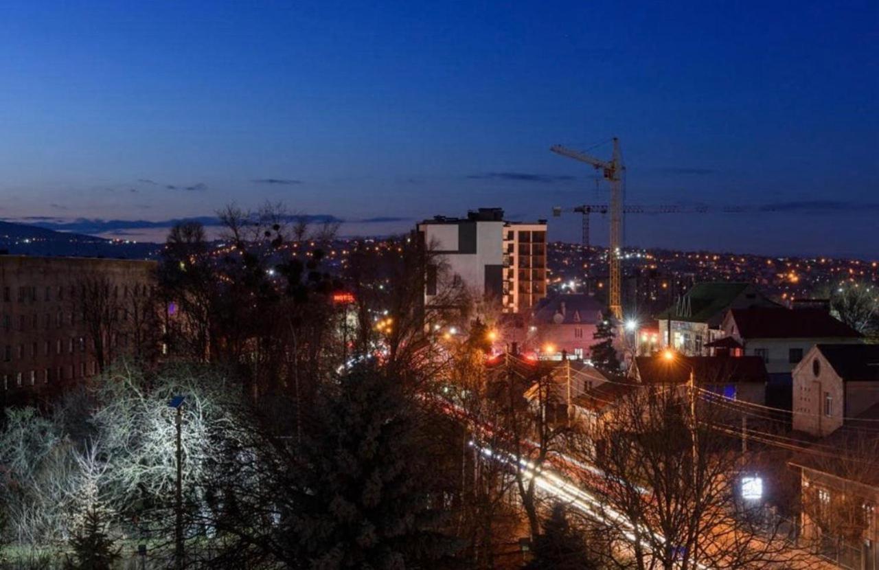 Затишна Красива Квартира-Студія В Новобудові З Балконом Tjernivtsi Exteriör bild
