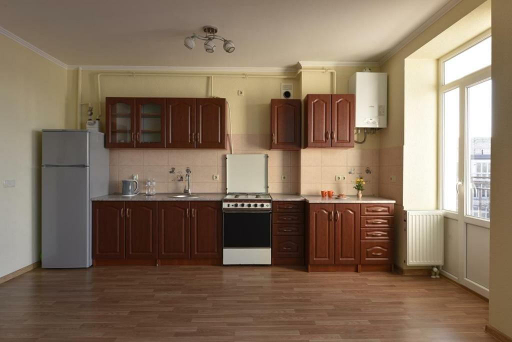 Затишна Красива Квартира-Студія В Новобудові З Балконом Tjernivtsi Exteriör bild